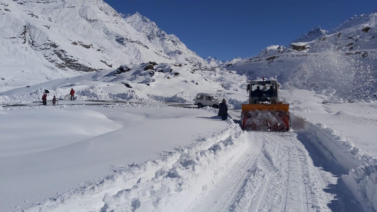 Manali Weather May 22 2026: snow clearance crews at Rohtang Pass near Manali