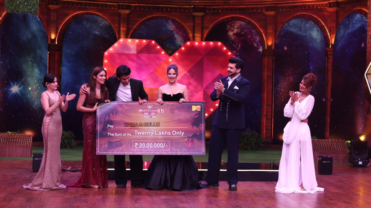 Splitsvilla 16 Winner 2026 — Kushal Tanwar aka Gullu and Kaira Anu lift the trophy with Karan Kundrra and Sunny Leone